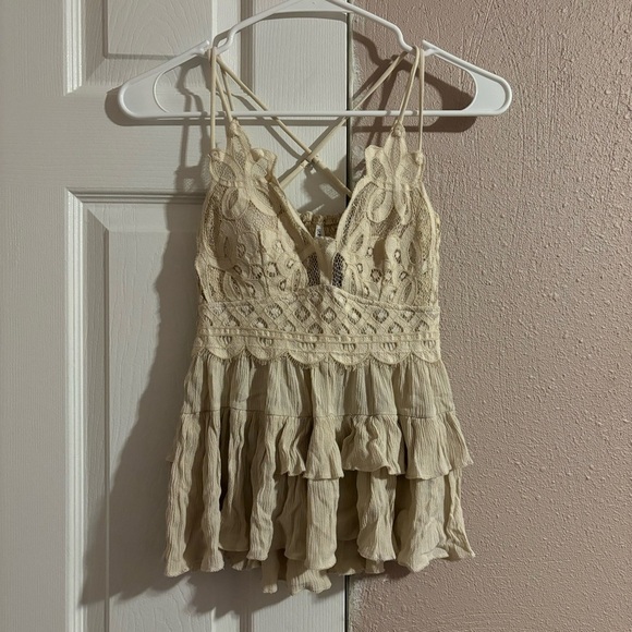 Zenana Outfitters Tops - Zenana top with cream lace ruffles, size M